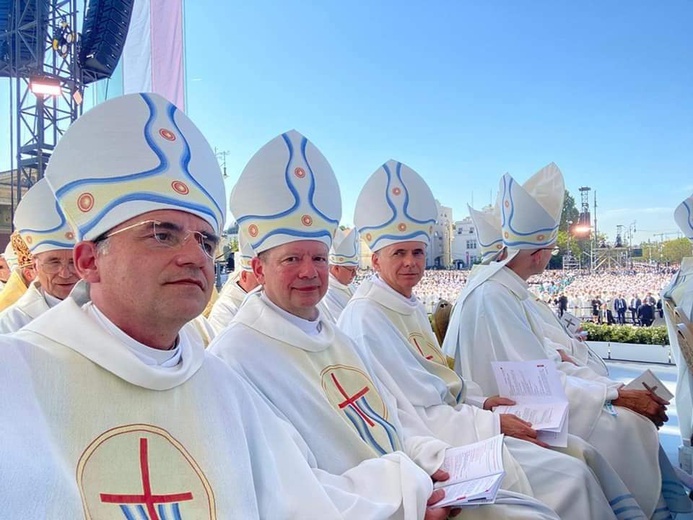 Biskupi w czasie Mszy św.