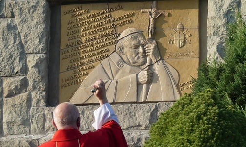Ks. prałat Marcin Aleksy pobłogosławił nową tablicę z wizerunkiem św. Jana Pawła II i jego słowami ze Skoczowa z 1995 r., umieszczonymi na cokole Krzyża Trzeciego Tysiąclecia.