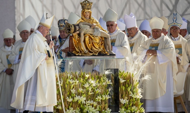 Papież, biskupi, wokół figury Matki Bożej Bolesnej, patronki Słowacji