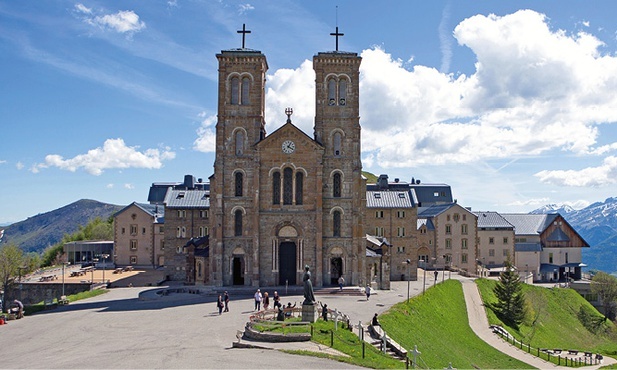 Związane z objawieniem się  Matki Bożej 19 września 1846 roku sanktuarium w La Salette jest położone na zboczach masywu Pelvoux we francuskich Alpach Wysokich, na wysokości 1800 m n.p.m.
