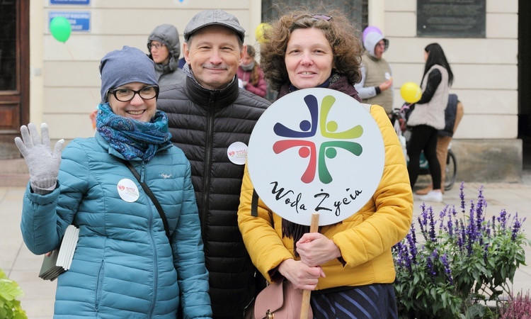 XVI Narodowy Marsz Życia i Rodziny przeszedł ulicami Warszawy [GALERIA]
