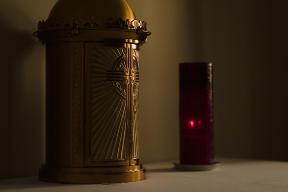 Misja utrzymania zapalonej lampki przy tabernakulum