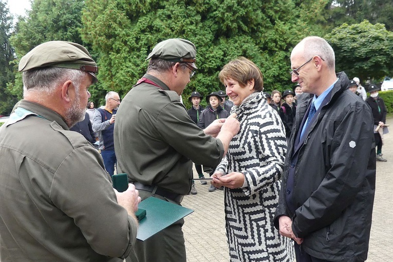 Ewa i Piotr Gliwiccy przyjmują Krzyże Pro Amico - najwyższe wyróżnienie ZHR dla przyjaciół harcerstwa.