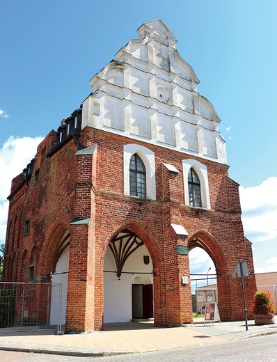 	Obiekt jest położony zaledwie ok. 50 m  od zamku krzyżackiego.