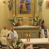 ▲	Bp Andrzej Siemieniewski odniósł się do wizerunku Matki Bożej Bolesnej i okolicznościowej dekoracji przy ołtarzu.