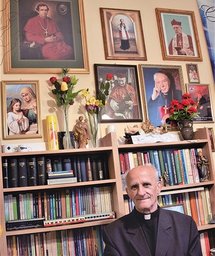 ▲	W pokoju ks. Andrzeja Lisiaka znajduje się wiele zdjęć i obrazów z kardynałem.