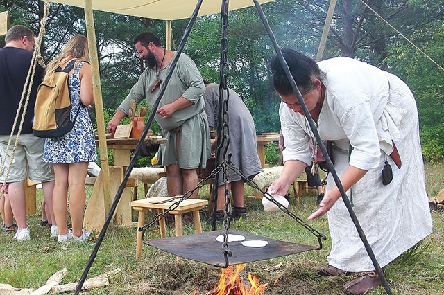 Pokaz wypiekania na blasze podpłomyków.