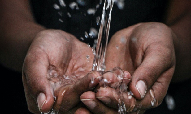 Stolica Apostolska: Dostęp do wody pitnej podstawowym prawem