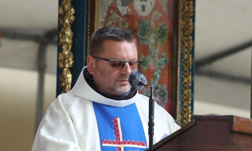 Pątników powitał przeor o. Gracjan Kubica OFM, rodak z Rybarzowic, który dołączył do diecezjalnej modlitwy. 