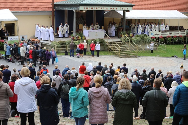 Pielgrzymi po nabożeństwie Drogi Krzyżowej zgromadzili się przed polowym ołtarzem.