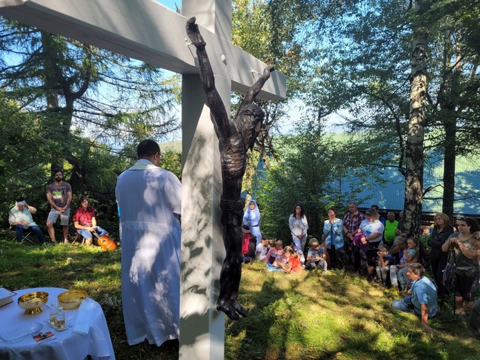 Parafialna pielgrzymka rodzin z Jaworza pod krzyż na Błatniej
