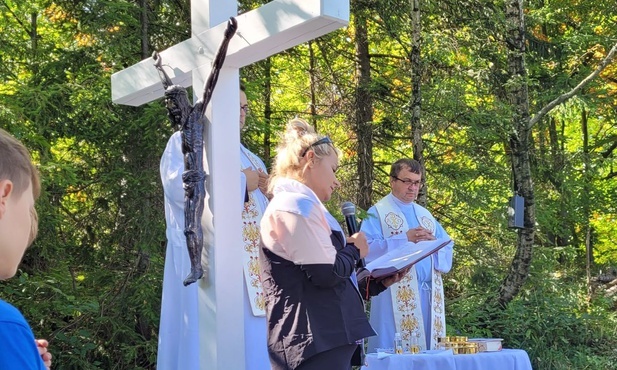 Biały krzyż z odnowioną figurą Ukrzyżowanego góruje z Błatniej nad Jaworzem.