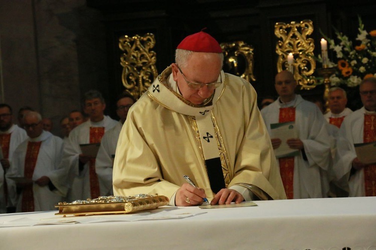 Abp Stanisław podpisuje uroczyście wyznanie wiary.