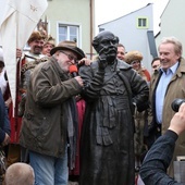 Pomnik odsłonili m.in. Daniel Olbrychski i Jan Nowicki.