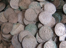 Monety z XII wieku odkryte w Zawichoście-Trójcy. 
