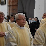 Paliusz na ramionach abp. Tadeusza Wojdy