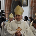 Paliusz na ramionach abp. Tadeusza Wojdy