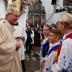 Paliusz na ramionach abp. Tadeusza Wojdy