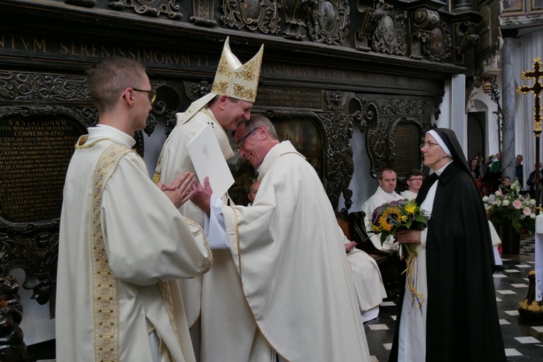 Paliusz na ramionach abp. Tadeusza Wojdy