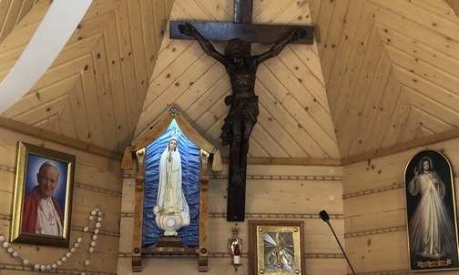 W prezbiterium umieszczony został stary krzyż, przeniesiony tu z kościoła parafialnego w Rycerce Górnej.