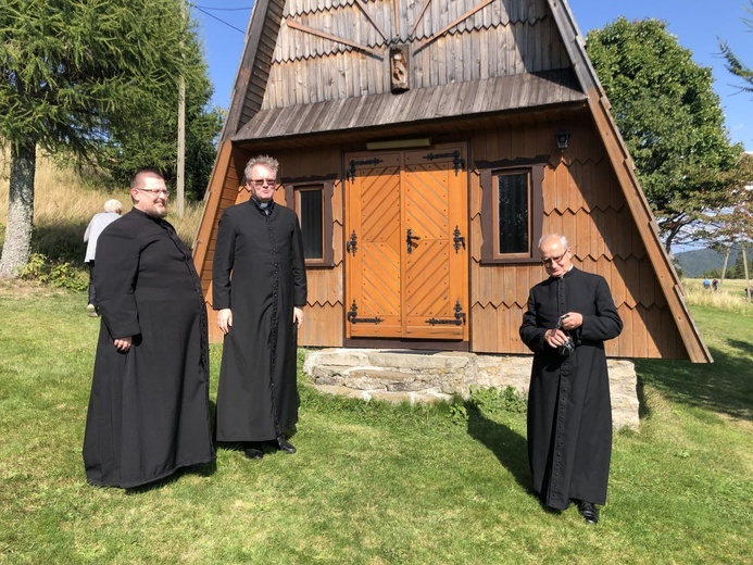 Księża po zakończonym nabożeństwie fatimskim, przed wejściem do kaplicy.