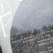 ▲	Ciało s. Rosarii spoczywa na cmentarzu w Nowogrodźcu.
