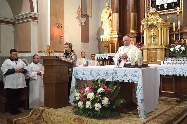 ▲	W Sannikach pielgrzymi uczestniczyli w Mszy św. pod przewodnictwem biskupa łowickiego.
