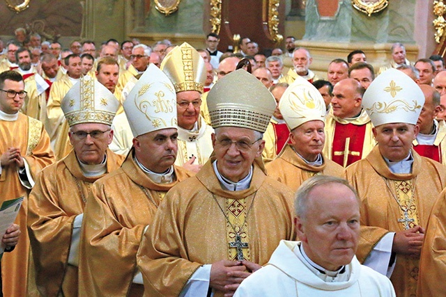 ▲	We Mszy św. uczestniczyło wielu biskupów.