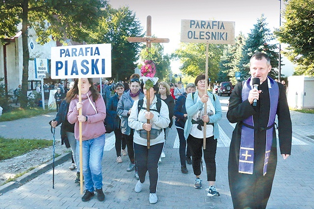 ◄	Przed rozpoczęciem misji parafianie uczestniczyli  m.in. w pieszej pielgrzymce do Wąwolnicy.