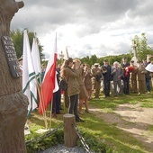 Odnowiony pomnik nagrobny poświęcił bp Marek Solarczyk.