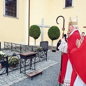 Celebransi zatrzymali się nad symbolicznym grobem błogosławionego.