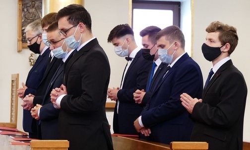 Nowi alumni w kaplicy kurialnej w Bielsku-Białej.