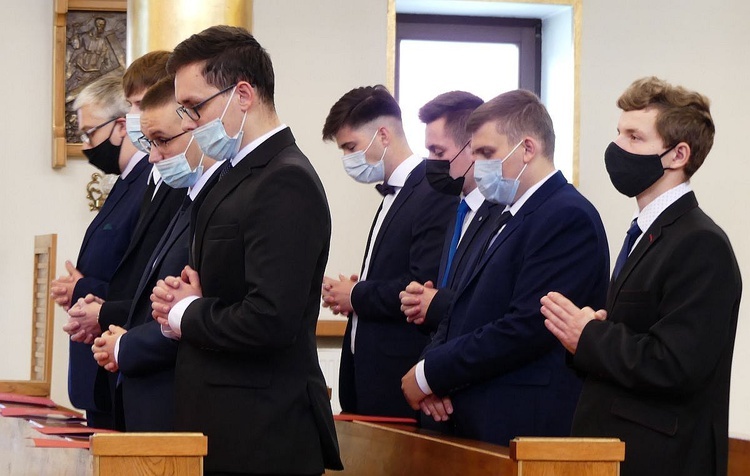 Nowi alumni w kaplicy kurialnej w Bielsku-Białej.
