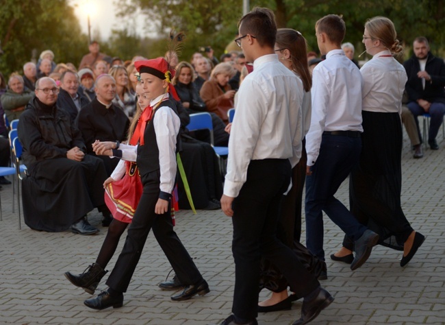 Między pokoleniami - spektakl teatru parafialnego