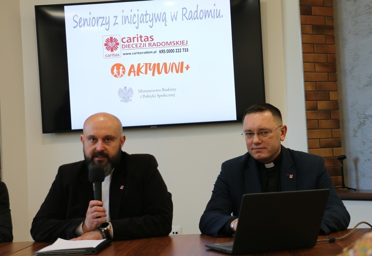 Do włączenia się w projekt zapraszają od lewej: ks. Damian Drabikowski, dyrektor CDR, i ks. Karol Piłat, zastępca dyrektora CDR.