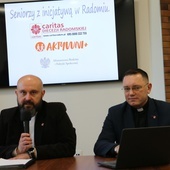 Do włączenia się w projekt zapraszają od lewej: ks. Damian Drabikowski, dyrektor CDR, i ks. Karol Piłat, zastępca dyrektora CDR.
