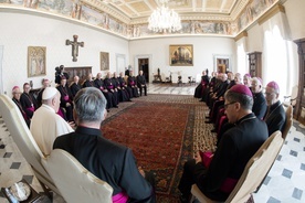 Papież do francuskich biskupów: Bądźcie blisko kapłanów i ludzi