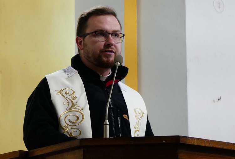 Ks. Maciej Godzieszka wygłosił dla małżonków konferencję "Prawda-Krzyż-Wyzwolenie".