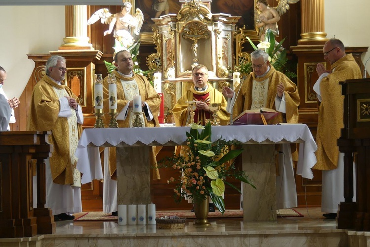Mszę św. dla Domowego Kościoła w Jaworzu koncelebrowali duszpasterze z różnych rejonów diecezji.