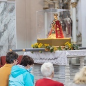W procesję różańcową wyruszono z cudowną figurką Matki Bożej Strażniczki Wiary Świętej.