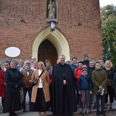 Bp Wiesław Szlachetka w Gietrzwałdzie z nauczycielami pielgrzymującymi do sanktuarium Matki Bożej.