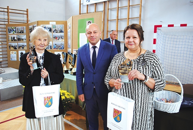 ▲	Walentyna Gietka (z lewej) i Danuta Kacprzyk otrzymały od starosty statuetki.