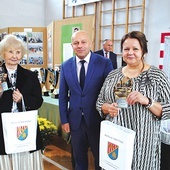 ▲	Walentyna Gietka (z lewej) i Danuta Kacprzyk otrzymały od starosty statuetki.