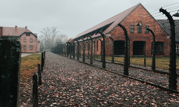 Muzeum Auschwitz: Antysemickie napisy na barakach Birkenau