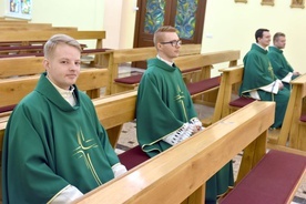 Tegoroczni nowo wyświęceni księża znów w ławkach seminaryjnych.