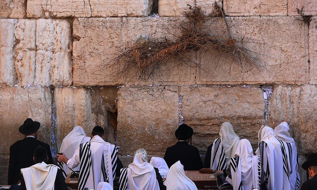Modlitwa Żydów przed Ścianą Płaczu.