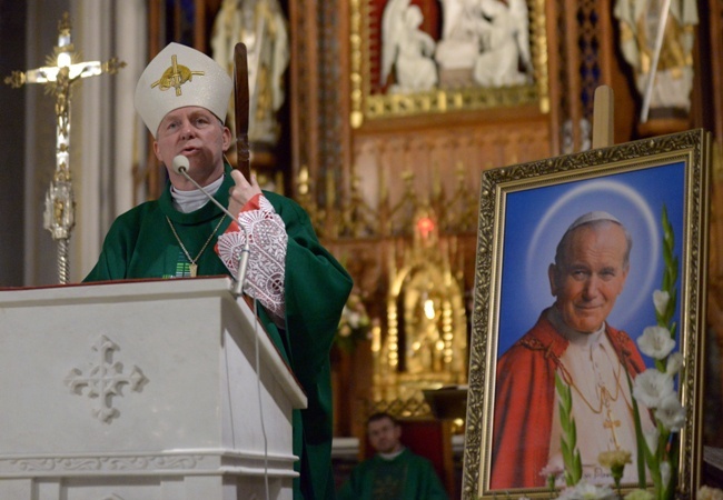 O Dniu Papieskim i znaczeniu kultury chrześcijańskiej mówi bp Piotr Turzyński.
