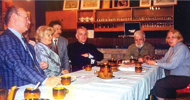 ▲	Ksiądz prałat z zarządem klubu, listopad 2001.