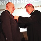 	Medalem św. Jadwigi za zabezpieczenie, uporządkowanie, wieloletnią opiekę i przekazanie archidiecezji wrocławskiej dziedzictwa historycznego ks. inf. Karola Milika, pierwszego powojennego administratora Dolnego Śląska, został odznaczony prof. Jerzy Pietrzak.