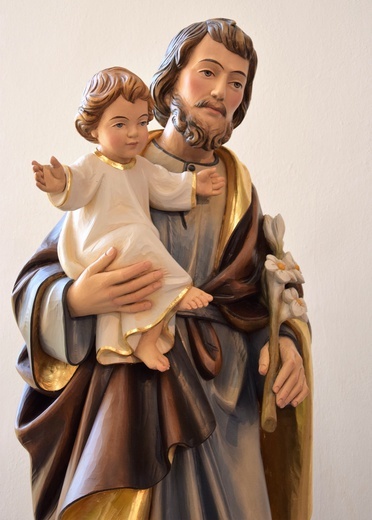 Rzeźba św. Józefa jest w całości wykonana z drewna.
